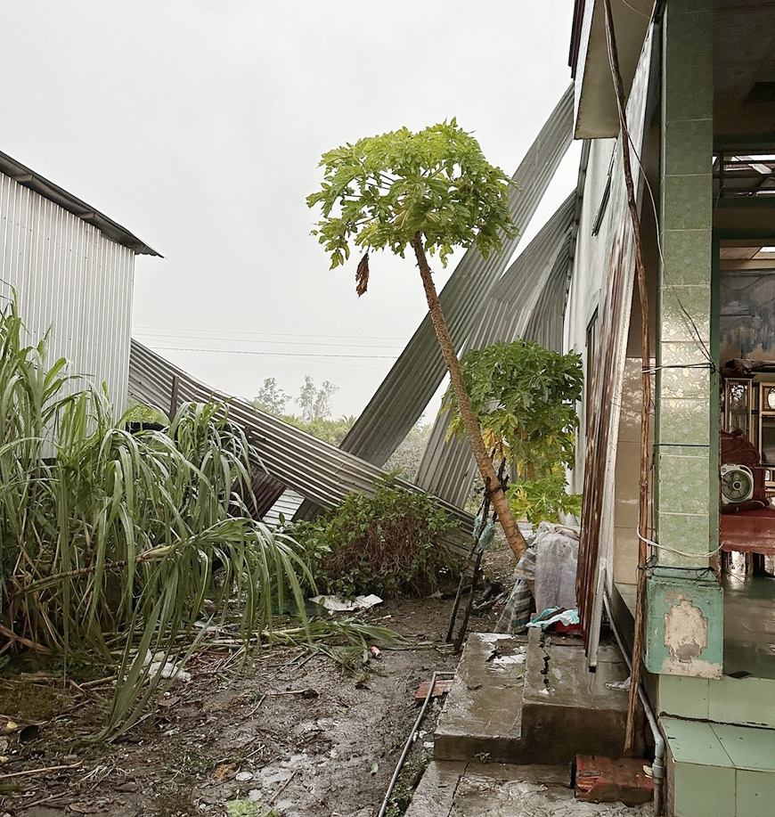 Cần Thơ:  Dông lốc kèm mưa đá làm một người chết,  41 căn nhà bị sập, tốc mái
